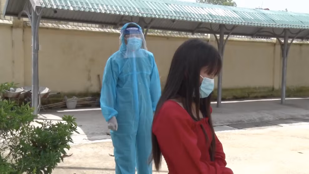 Qua kiểm tra, Công an phường Châu Sơn (TP Phủ Lý) phát hiện Dung tại phòng trọ trên địa bàn tổ dân phố Hưng Đạo. Hiện cơ quan chức năng đang thực hiện việc điều tra yếu tố dịch tễ để đưa đi cách ly tập trung.