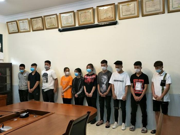  Khởi tố 10 "nam thanh nữ tú" đua xe náo loạn đường phố Hà Nội: Ngày 21/5, Công an TP Hà Nội cho biết vừa bắt giữ 1 đoàn đua xe trái phép, đồng thời ra quyết định khởi tố 10 thanh niên nam nữ để điều tra hành vi gây rối trật tự công cộng. Đáng chú ý, các đối tượng chủ yếu ở độ tuổi từ 15 - 17 tuổi. Trước đó, đêm 6/4, các đối tượng đã lạng lách đánh võng, nẹt pô gây nên cảnh tượng náo loạn dọc các tuyến phố quanh hồ Hoàn Kiếm.