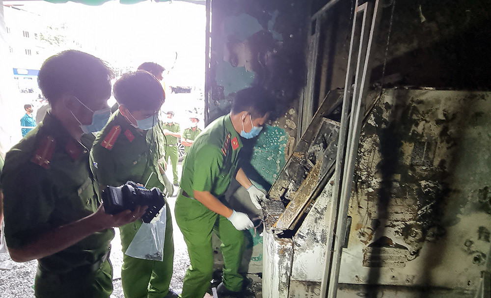  Đốt ngân hàng, thiệt hại 5 tỷ đồng: Ngày 26/5, Công an thành phố Rạch Giá (Kiên Giang) cho biết, trích xuất hình ảnh từ camera ghi lại cho thấy thời điểm xảy ra vụ cháy, ông L.T.H (46 tuổi - bị bệnh tâm thần, bỏ nhà đi lang thang khắp nơi) vào buồng AMT lấy giấy trong thùng đựng rác ra đốt. Sau đó, người này để thùng rác lên máy ATM làm cháy lan. Ước tính ban đầu vụ cháy thiệt hại khoảng 5 tỷ đồng, gồm tiền trong 2 trụ ATM và các tài sản khác tại ngân hàng.