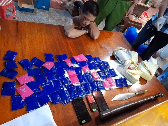  Bắt giữ đối tượng tàng trữ hơn 12.000 viên ma túy và 3 kg ma túy đá: Tối 25/5, tại xã Cam Thủy, huyện Cam Lộ, tỉnh Quảng Trị, Công an tỉnh Quảng Trị bắt quả tang đối tượng Trần Rắc (38 tuổi) đang có hành vi tàng trữ trái phép chất ma túy ngay tại nhà riêng. Công an thu giữ trên 12.000 viên ma túy tổng hợp dạng viên nén và 3kg ma túy tổng hợp dạng đá cùng một số đồ vật, tài liệu liên quan. 