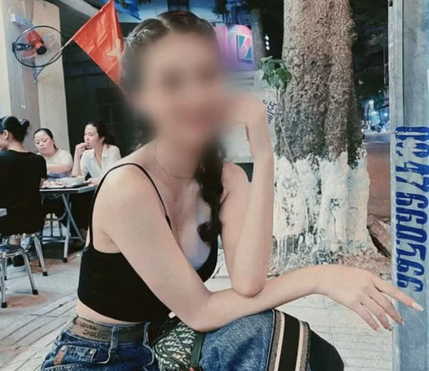 Sáng hôm sau, cô bị đánh thức bởi hàng loạt tin nhắn của bạn bè thông báo việc clip bị phát tán.