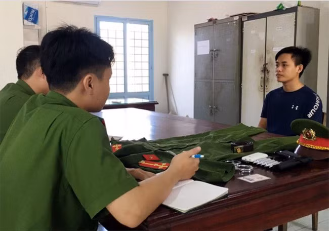  Giả danh thượng úy công an lừa bạn gái lấy 10.000 USD: Giả thượng úy công an, Trần Trung Can (24 tuổi ở huyện Tân Hiệp, Kiên Giang) đã nhiều lần vay tiền bạn gái là chị T.T.K.A. (26 tuổi, ngụ huyện Hòn Đất) tổng số tiền 10.000 USD và 43 triệu đồng rồi đem đi tiêu xài cá nhân. Nghi ngờ bạn trai lừa đảo, chị K.A đến cơ quan công an tố giác. Ngày 4/12/2020, Can bị Công an Kiên Giang bắt giam.