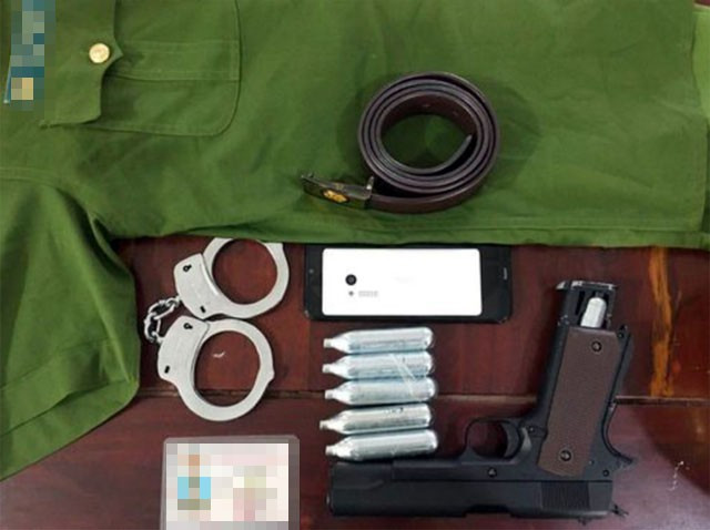  Giả danh công an, "nổ" có thể xin chuyển công tác trong ngành: Bằng thủ đoạn giả danh cán bộ thuộc Phòng Cảnh sát hình sự Công an tỉnh Bắc Giang, Nguyễn Văn Song (SN 1977, trú huyện Yên Dũng) tự giới thiệu bản thân có mối quan hệ, có thể xin chuyển công tác trong ngành công an để lừa đảo chiếm đoạt tài sản của nhiều nạn nhân. Ngày 25/12/2020 Song bị Công an Bắc Giang bắt giữ. (Ảnh minh họa).