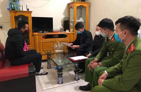  Trốn tránh việc cách ly tại nhà, nam thanh niên bị phạt 7,5 triệu đồng: Ngày 30/1, UBND thị trấn Mậu A (huyện Văn Yên, tỉnh Yên Bái) đã ban hành quyết định cách ly y tế tại nhà để phòng chống dịch COVID-19 đối với Trần Văn V., tuy nhiên đến 11h cùng ngày, V. đã tự ý trốn tránh, không thực hiện các biện pháp cách ly theo quy định. UBND huyện ra quyết định xử phạt vi phạm hành chính trong lĩnh vực y tế đối với Trần Văn V., mức phạt là 7,5 triệu đồng. 