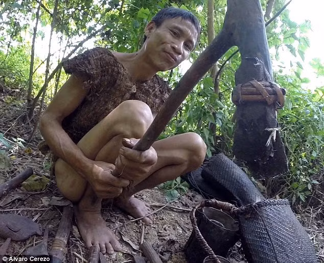 Nhiều lúc nhìn anh trai đau quằn quại, ông Tri xót ruột nhưng không biết làm cách nào. Ông Tri cũng cảm thấy khó hiểu vì anh mình gần nửa đời sống trong rừng, sao lại mắc bệnh vào lúc này. Qua lời của bác sĩ và người thân, ông Tri lý giải, có thể ông Lang ở trong rừng không uống rượu nhưng khi về làng được nhiều người mời rượu bia, hoặc ông Lang có thói quen bỏ bột ngọt quá nhiều vào thức ăn. 