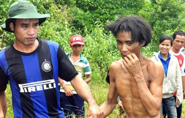 8 năm rời khỏi rừng già, người rừng Hồ Văn Lang (52 tuổi, trú tại thôn Trà Nga, xã Trà Phong, huyện Trà Bồng, Quảng Ngãi) khá vất vả mới hòa nhập. Nhưng số mệnh cứ đẩy ông vào những khúc quanh co như lối mòn mà hơn 40 năm ông Lang rong ruổi cùng cha. Năm 2017, người rừng đón nhận niềm đau mất cha bằng đôi mắt thăm thẳm nỗi buồn. Cố gắng lắm mới có thể quên đi, vậy mà giờ ông Lang lại gánh căn bệnh vô phương. 