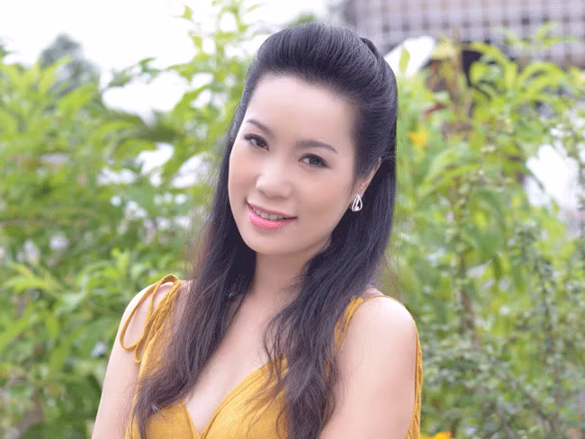  Nghệ sĩ Trịnh Kim Chi, Phó chủ tịch Hội Sân khấu TP.HCM: Nghệ sĩ Trịnh Kim Chi hiện là Phó Chủ tịch Hội Sân khấu TP.HCM và là Giám đốc Sân khấu Trịnh Kim Chi. Trước đó, chị được biết đến là Á hậu Hoa hậu Việt Nam 1994. Sau đăng quang, thay vì tiến vào lĩnh vực người mẫu, thời trang, chị tiếp tục theo đuổi đam mê diễn viên và chứng minh bằng thực lực của mình. 