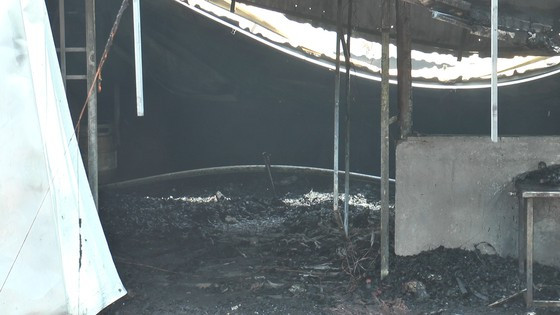 Tại hiện trường, toàn bộ khu nhà mái tôn bị sập xuống, cửa kính bị sức nóng vỡ ra văng tứ phía. 