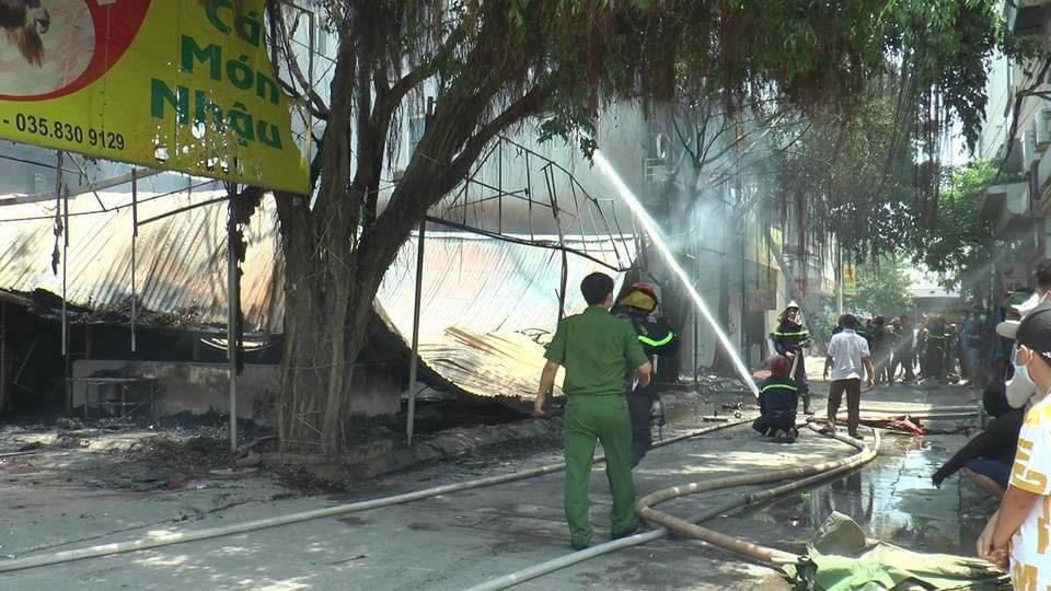 Bước đầu Công an xác định nguyên nhân có thể do sự cố chập điện. Hiện vụ quán bia ở Hà Nội cháy dữ dội đang được cơ quan chức năng điều tra, làm rõ.