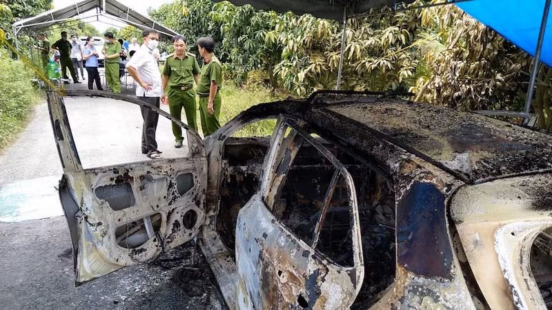  Phát hiện bộ xương khô trong xe taxi cháy trơ khung: Sáng 27/5, người dân lưu thông trên đường nhựa kênh xáng AB liên xã, thuộc xã Long Điền B (huyện Chợ Mới, tỉnh An Giang) thì phát hiện một xe taxi (4 chỗ) bị cháy rụi trơ khung. Ngay vị trí ghế ngồi của tài xế mọi người còn thấy bộ xương, nghi là xương người. Công an xác định người chết là ông N.T.T (46 tuổi, ngụ huyện Chợ Mới) làm nghề tài xế cho hãng Taxi Mai Linh chi nhánh huyện Chợ Mới. 