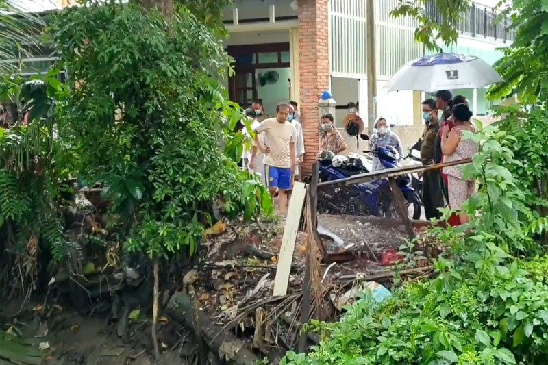  Phát hiện nam thanh niên chết dưới mương: Sáng 27/5, người dân hát hiện thi thể nạn nhân tại một mương nước cạn nằm trong khu dân cư thuộc phường Lái Thiêu (TP Thuận An, Bình Dương). Tại hiện trường, nam thanh niên khoảng 30 tuổi mặc áo dài tay, quần sọt, thi thể đang trong quá trình phân hủy.