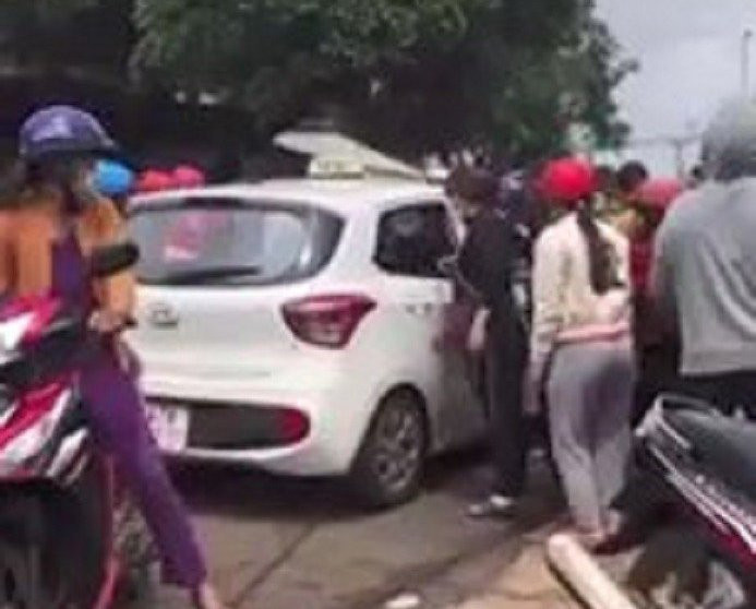  Cháu bé 3 tuổi rơi từ trên máy cày xuống tử vong: Ngày 27/5, UBND xã Ea Tar, huyện Cư M’gar, tỉnh Đắk Lắk cho biết, cháu Y.T.L.N.K cùng cha mẹ, ông bà đi rẫy từ xã Ea Kiết, huyện Cư M’gar về nhà. Theo đó, cháu bé được cho ngồi trên ghế lái với cha. Khi đến khu vực đường liên xã thuộc địa bàn xã Ea Kiết thì gặp đoạn đường xấu, xe công nông xóc mạnh khiến cháu bé rơi xuống đất rồi tử vong. 