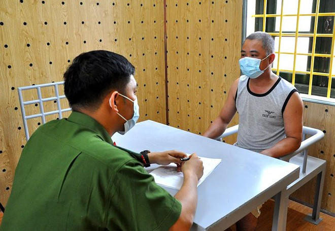  Đầu độc ao cá của người cùng xã: Chỉ vì mâu thuẫn nhỏ dẫn đến xô xát, Vũ Đình Hướng (SN 1977, ở xã Quang Minh, huyện Gia Lộc, Hải Dương) đi mua thuốc diệt cá tạp về đầu độc ao cá của gia đình anh Phan Hữu Ph. (sinh năm 1998 cùng xã) khiến cho cả ao cá trị giá gần 100 triệu đồng chết nổi trắng bụng…Ngày 27/5, Công an huyện Gian Lộc đã bắt tạm giam Hướng về tội “Hủy hoại tài sản”. 