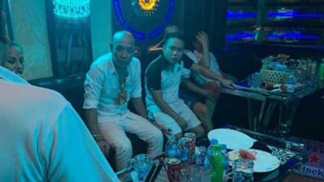 Tại hiện trường, cảnh sát thu giữ một đĩa sứ, 2 thẻ ATM, 3 vỏ SIM điện thoại, một ống hút tự chế bằng tiền polimer, một gói nylon chứa các chất bột màu trắng và nhiều mảnh viên nén màu xanh.