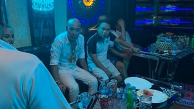 Tại hiện trường, cảnh sát thu giữ một đĩa sứ, 2 thẻ ATM, 3 vỏ SIM điện thoại, một ống hút tự chế bằng tiền polimer, một gói nylon chứa các chất bột màu trắng và nhiều mảnh viên nén màu xanh.