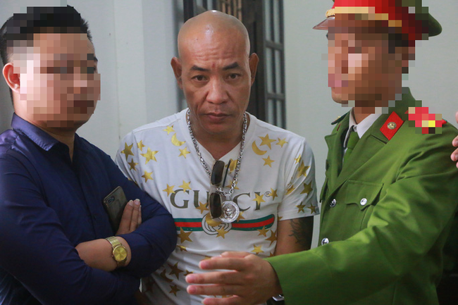 Tan cuộc, Hùng rủ cả mâm vào quán Cafe Music (phường Phương Lâm, TP Hòa Bình) để chơi ma túy. Tại phòng hát, Hùng gọi đặt mua kẹo MDMA và ketamine. Khi vừa nhận "hàng nóng", quán Cafe Music mất điện.