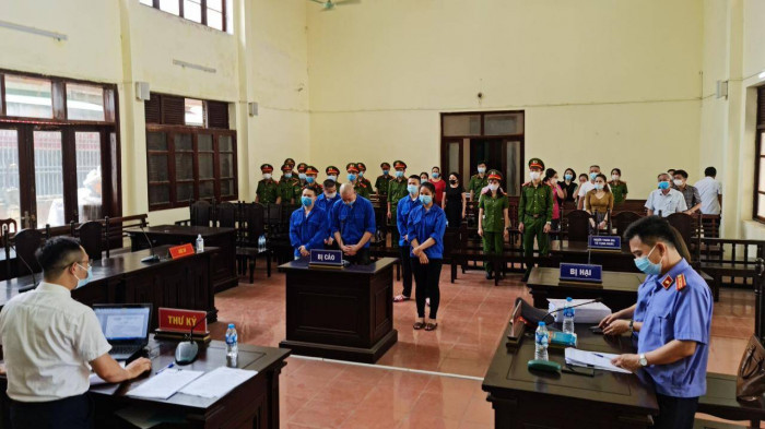 Đại diện VKSND TP Hòa Bình cáo buộc Dũng "Trọc", Lê Xuân Hùng, Nguyễn Văn Thanh, Khà Văn Linh, Trần Thị Ngọc Quỳnh có đủ năng lực trách nhiệm hình sự, điều khiển hành vi, không nghiện ma túy nhưng lại tụ tập, sử dụng trái phép chất ma túy. Ngoài ra, các bị cáo còn tổ chức, tạo điều kiện cho người khác sử dụng chất cấm.