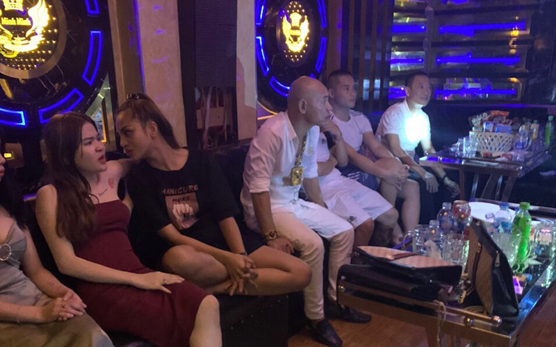 Đến 2h15 ngày 11/9, tổ công tác Công an TP Hòa Bình ập vào quán karaoke, bắt quả tang hành vi tổ chức, sử dụng trái phép chất ma túy của Dũng "Trọc" và đồng bọn.