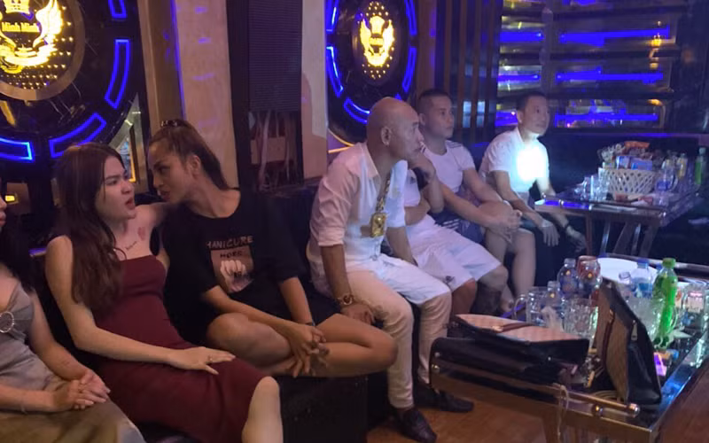 Đến 2h15 ngày 11/9, tổ công tác Công an TP Hòa Bình ập vào quán karaoke, bắt quả tang hành vi tổ chức, sử dụng trái phép chất ma túy của Dũng "Trọc" và đồng bọn.