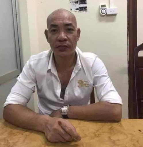 Theo cáo trạng, ngày 10/9/2020, Dũng "Trọc" cùng 2 người khác đi Sơn La, trên đường đi có ghé qua TP Hòa Bình để chơi. Tại đây, nhóm của Dũng ăn tại quán bia 87 (phường Đồng Tiến, TP Hòa Bình) của Lê Xuân Hùng. Cuộc nhậu còn có sự tham gia của Nguyễn Văn Thanh và một số người khác.