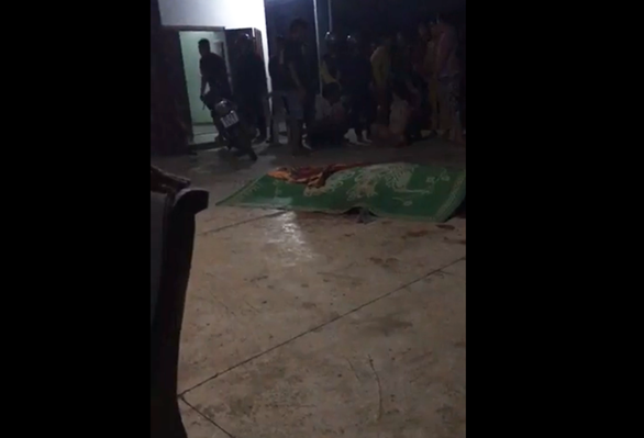  Mâu thuẫn trong lúc nhậu, bắn hàng xóm tử vong: Do có mâu thuẫn trong lúc nhậu từ trước. Bực tức tối 26/11/2020, Đ.X.H. (42 tuổi, trú huyện Bắc Trà My, Quảng Nam) sang nhà ông N.T.T. (49 tuổi, trú cùng địa phương với H.) trong lúc ông T. đang xem ti vi tại phòng khách của gia đình thì bất ngờ H. xông vào dùng súng bắn thẳng vào vùng ngực của ông T. khiến nạn nhân tử vong.