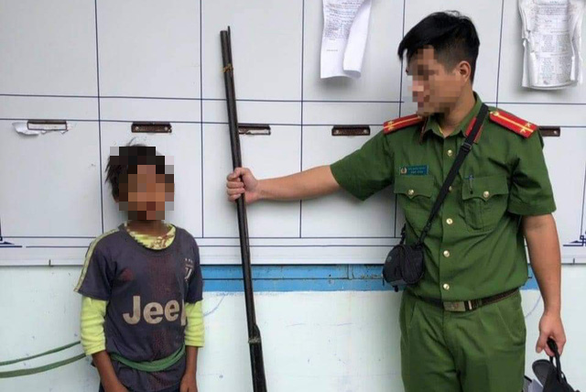  Bé trai 10 tuổi dùng súng bắn bị thương 3 người trong nhà chị ruột: Do thường xuyên la mắng, chửi bới và không cho ăn mỗi lần đến nhà rẫy chơi ngày 19/12/2020, Đinh T. (10 tuổi) lấy súng đến khu vực cách lán trại của gia đình chị Đinh Thị Bêl (27 tuổi, trú huyện Kông Chro, Gia Lai). Thấy gia đình chị Bêl đang ngồi uống rượu, T. đã nhắm và bắn 1 phát về hướng lán trại rồi bỏ chạy. Sau khi bị bắn, chị Bêl, anh Đinh Mênh (27 tuổi, chồng Bêl) và con nhỏ mới sinh bị thương.