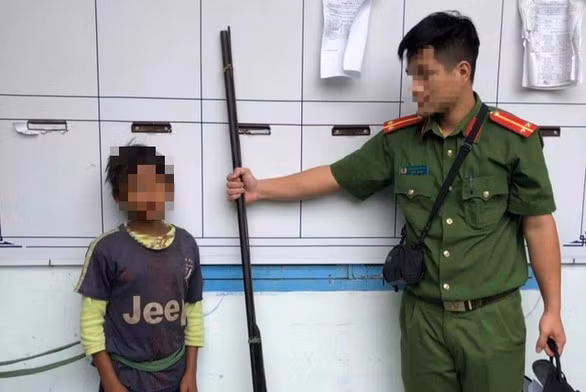  Bé trai 10 tuổi dùng súng bắn bị thương 3 người trong nhà chị ruột: Do thường xuyên la mắng, chửi bới và không cho ăn mỗi lần đến nhà rẫy chơi ngày 19/12/2020, Đinh T. (10 tuổi) lấy súng đến khu vực cách lán trại của gia đình chị Đinh Thị Bêl (27 tuổi, trú huyện Kông Chro, Gia Lai). Thấy gia đình chị Bêl đang ngồi uống rượu, T. đã nhắm và bắn 1 phát về hướng lán trại rồi bỏ chạy. Sau khi bị bắn, chị Bêl, anh Đinh Mênh (27 tuổi, chồng Bêl) và con nhỏ mới sinh bị thương.