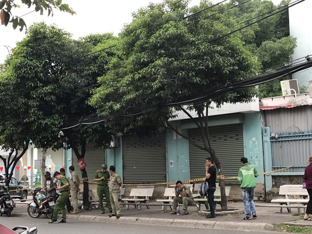  Mâu thuẫn trong cuộc nhậu, dùng kính đâm bạn tử vong: Ngày 31/12/2020, ba người đàn ông ngồi nhậu ở khu vỉa hè gần trước cổng bệnh viện quận Thủ Đức (TP HCM) thì xảy ra mâu thuẫn dẫn đến xô xát giữa ông Châu Đình Phấn (58 tuổi, ngụ quận Thủ Đức) và ông Quang (khoảng 50 tuổi). Trong lúc giằng co, ông Quang đã cầm mảnh kính vỡ đâm vào người ông Phấn tử vong. 