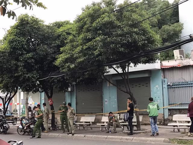  Mâu thuẫn trong cuộc nhậu, dùng kính đâm bạn tử vong: Ngày 31/12/2020, ba người đàn ông ngồi nhậu ở khu vỉa hè gần trước cổng bệnh viện quận Thủ Đức (TP HCM) thì xảy ra mâu thuẫn dẫn đến xô xát giữa ông Châu Đình Phấn (58 tuổi, ngụ quận Thủ Đức) và ông Quang (khoảng 50 tuổi). Trong lúc giằng co, ông Quang đã cầm mảnh kính vỡ đâm vào người ông Phấn tử vong. 