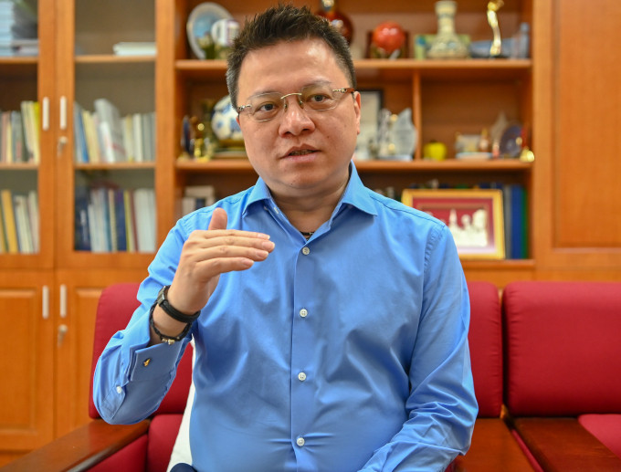 Ông Lê Quốc Minh sinh ngày 1/12/1969, quê quán tại xã Diễn Yên, huyện Diễn Châu, tỉnh Nghệ An. Ông tốt nghiệp trường Đại học Sư phạm Ngoại ngữ Hà Nội, chuyên ngành ngôn ngữ Anh vào năm 1990; tốt nghiệp trường Đại học Khoa học Xã hội và Nhân văn (Đại học Quốc gia Hà Nội) ngành Báo chí năm 1995.