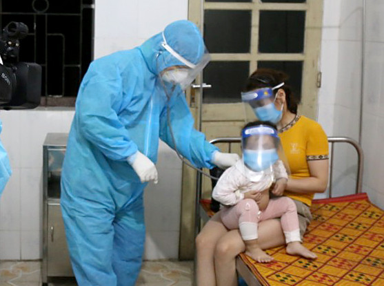  Bé 19 tháng tuổi dương tính với COVID-19: Ngày 10/5, Trung tâm Kiểm soát bệnh tật (CDC) Hà Tĩnh cho biết, con của 1 bệnh nhân COVID-19 đang cách ly, điều trị tại Bệnh viện ĐKKV Cửa khẩu Quốc tế Cầu Treo dương tính với SARS-CoV-2. Cháu bé (19 tháng tuổi) là con của bệnh nhân T.T.N, 25 tuổi, ở huyện Nho Quan, Ninh Bình – người được ghi nhận dương tính với SARS-CoV-2 vào ngày 4/5.