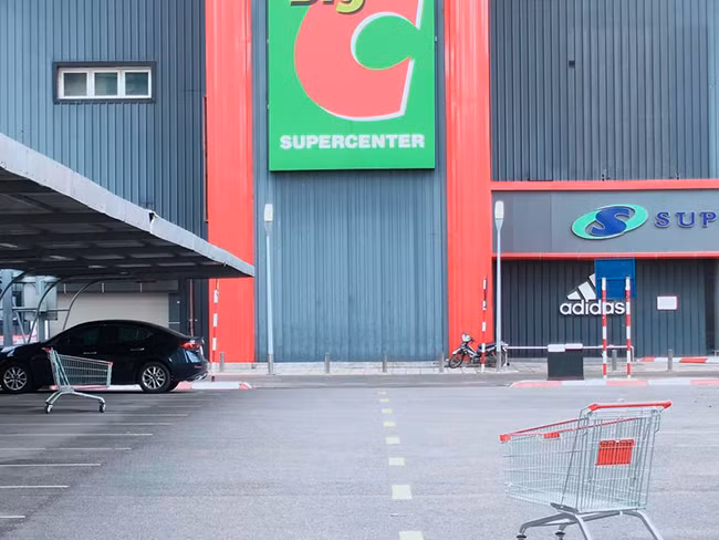 Phường Trung Hoà đã tổ chức lực lượng phối hợp với trung tâm thương mại Big C Thăng Long để trích xuất camera, tìm hiểu, xác minh những người tiếp xúc gần, truy vết phục vụ công tác phòng, chống dịch COVID-19. 