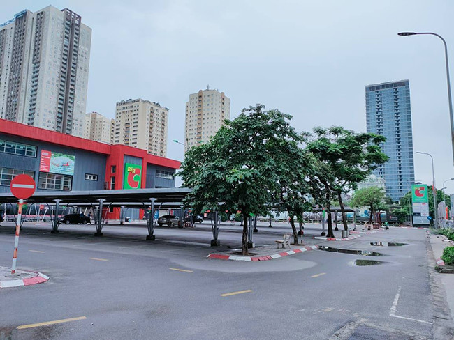 Toàn cảnh siêu thị Big C vắng lặng trong chiều 25/5. 