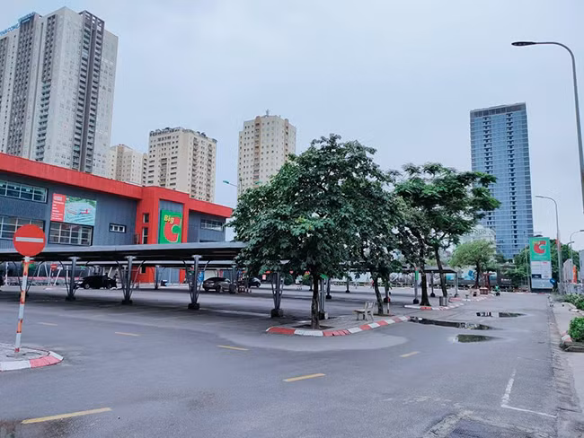 Toàn cảnh siêu thị Big C vắng lặng trong chiều 25/5. 