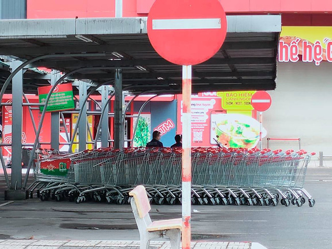 Cũng theo quan sát của PV, một số người dân không nắm được thông tin siêu thị tạm dừng hoạt động để phòng, chống dịch nên vẫn có dự định đến mua sắm.