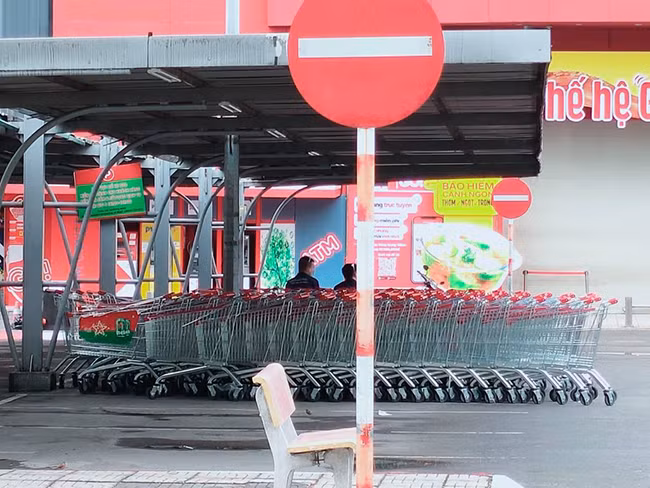 Cũng theo quan sát của PV, một số người dân không nắm được thông tin siêu thị tạm dừng hoạt động để phòng, chống dịch nên vẫn có dự định đến mua sắm.