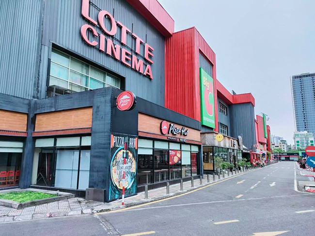 Tất cả đều cửa đóng then cài.