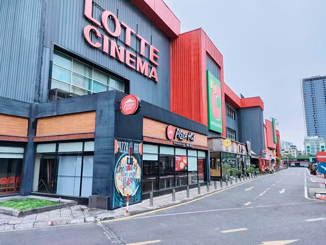 Tất cả đều cửa đóng then cài.