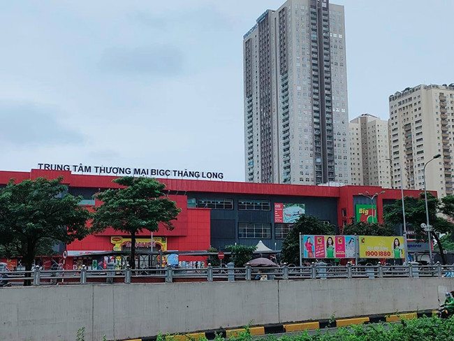 Trước đó, phường Trung Hòa đã tiếp nhận thông tin một nam thanh niên dương tính với SARS-CoV-2 sinh sống ở chung cư Gelexia Riverside, phường Yên Sở, quận Hoàng Mai, có đến mua sắm tại siêu thị Big C trên địa bàn.