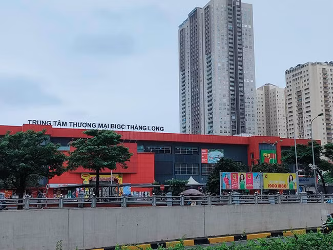 Trước đó, phường Trung Hòa đã tiếp nhận thông tin một nam thanh niên dương tính với SARS-CoV-2 sinh sống ở chung cư Gelexia Riverside, phường Yên Sở, quận Hoàng Mai, có đến mua sắm tại siêu thị Big C trên địa bàn.