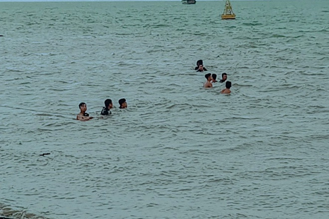  Bé gái 2 tuổi rơi sông Soài Rạp tử vong: Ngày 23/5, Công an huyện Cần Giờ (TP.HCM) đang điều tra nguyên nhân một bé gái rơi xuống sông Soài Rạp tử vong. Trước đó, bé C.B.H. (2 tuổi) chơi cùng chị gái tên C.T.V. bên bờ sông Soài Rạp xã Lý Nhơn, huyện Cần Giờ. Bất ngờ, bé H. rơi xuống sông, nước cuốn mất tích. Sau nhiều giờ lặn dưới sông bé gái đã được tìm thấy.