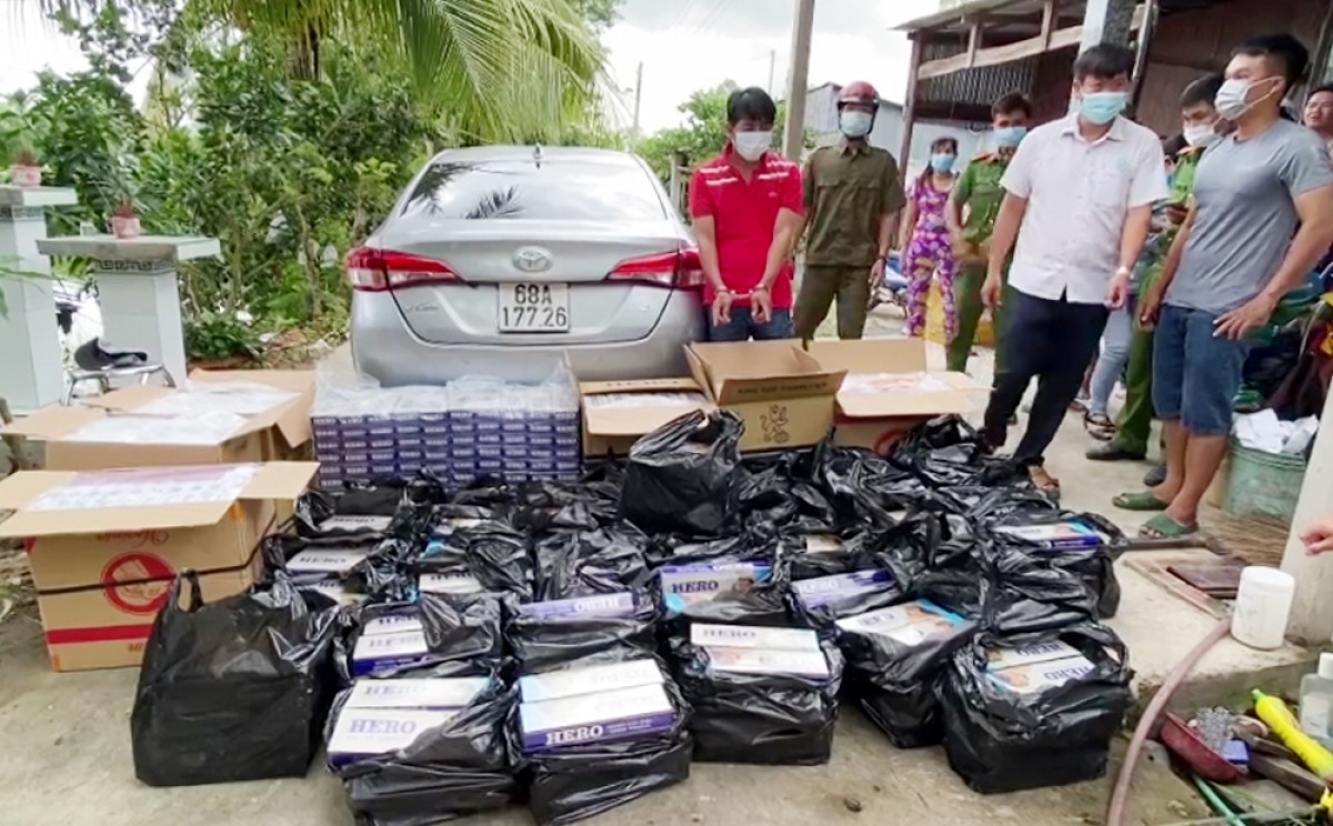  Nhận tiền thuê 300.000 đồng để điều khiển xe chở thuốc lá lậu: Ngày 23/5, Công an huyện Tri Tôn, tỉnh An Giang cho biết, đang tạm giữ hình sự đối với Nguyễn Văn Thắng (39 tuổi, trú huyện Giang Thành, tỉnh Kiên Giang) cùng phương tiện và 7.800 bao thuốc lá ngoại nhập lậu các loại. Bước đầu Thắng khai nhận được một người đàn ông gần nhà thuê 300.000 đồng để điều khiển chiếc xe ô tô trên đến huyện Hòn Đất, tỉnh Kiên Giang. 