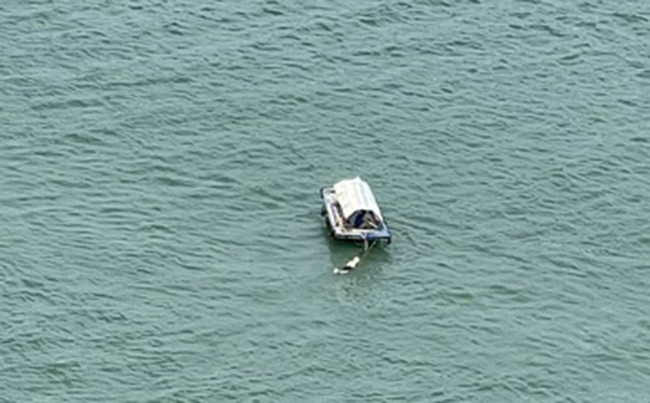  Người phụ nữ nhảy cầu Bãi Cháy tự tử: Sáng 23/5, chị N.T.H. (30 tuổi, trú tại thị xã Quảng Yên, Quảng Ninh) đi bộ trên cầu Bãi Cháy (TP Hạ Long) người này bất ngờ trèo qua lan can cầu và nhảy xuống sông Cửa Lục. 5 phút sau, thi thể người phụ nữ xấu số nổi trên mặt biển và được một ngư dân kéo vào bờ, bàn giao cho cơ quan chức năng. Nguyên nhân chị H. nhảy cầu tự tử là do buồn chuyện gia đình. 