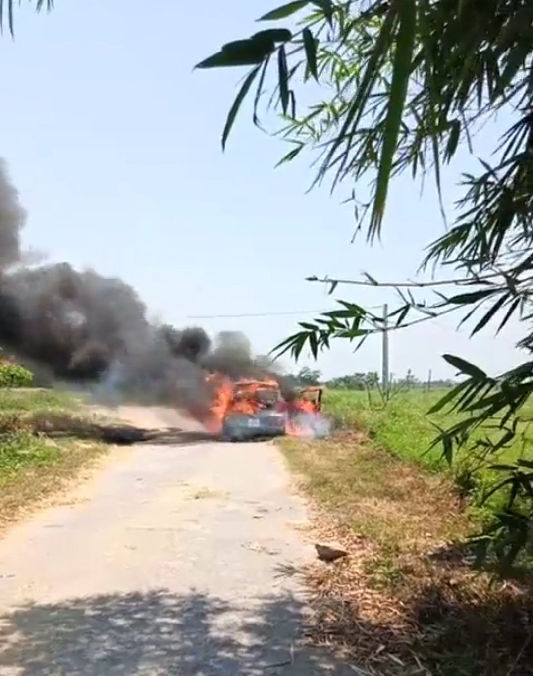  Xe ô tô đang đi bỗng bốc cháy dữ dội: Khoảng 12h ngày 23/5 trên địa bàn xã Diễn Phong (huyện Diễn Châu, Nghệ An) chiếc xe ô tô 4 chỗ (chưa rõ BKS) đang lưu thông trên đường, khi tới xóm Tây Hồ xã Diễn Phong chiếc xe bỗng bốc cháy dữ dội, thấy vậy 2 người trong xe nhanh chóng thoát ra ngoài kịp thời. Dù lực lượng PCCC&amp;CNCH sau đó đã có mặt để hỗ trợ chữa cháy, tuy nhiên chiếc xe chỉ còn lại trơ khung sắt.