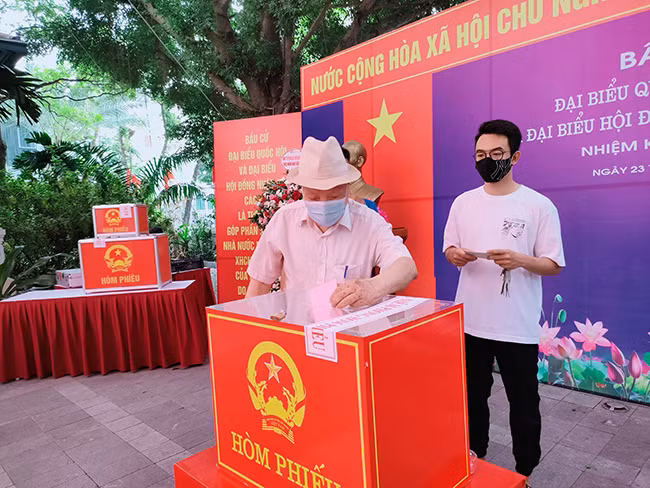 Mỗi lá phiếu của cử tri sẽ góp phần lựa chọn những người tiêu biểu về đức, tài, xứng đáng đại diện cho ý chí, nguyện vọng và quyền làm chủ của nhân dân. 