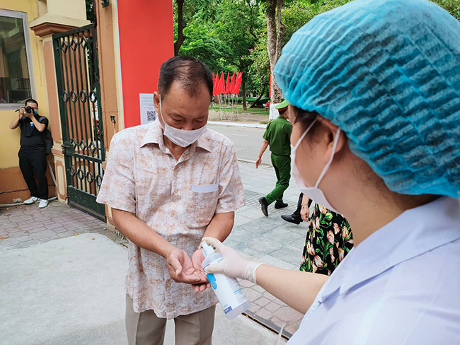 Tại nơi đây khẩu trang và nước sát khuẩn được bố trí ở hầu hết vị trí để mọi người tiện sử dụng.