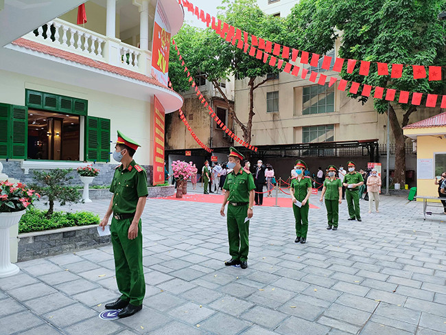 Tại khu vực bỏ phiếu bên trong, các vị trí đứng của cử tri đã được sắp xếp cụ thể, chi tiết, đảm bảo khoảng cách phòng dịch, đồng thời, quy định rõ luồng vào và ra sau khi bỏ phiếu.