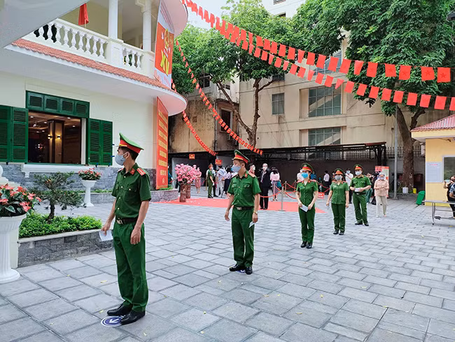 Tại khu vực bỏ phiếu bên trong, các vị trí đứng của cử tri đã được sắp xếp cụ thể, chi tiết, đảm bảo khoảng cách phòng dịch, đồng thời, quy định rõ luồng vào và ra sau khi bỏ phiếu.