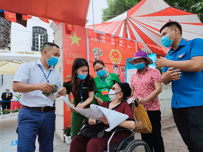 Mặc dù cụ bà này không có khả năng đi lại nữa nhưng bà vẫn muốn tự tay mình được thực hiện quyền bầu cử.