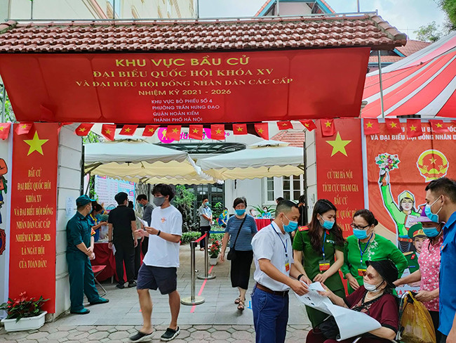 Khu vực Bầu cử số 4 của phường Trần Hưng Đạo, quân Hoàn Kiếm, Hà Nội cử tri nơi đây cũng tất bật hồ hởi khi đi bầu cử.